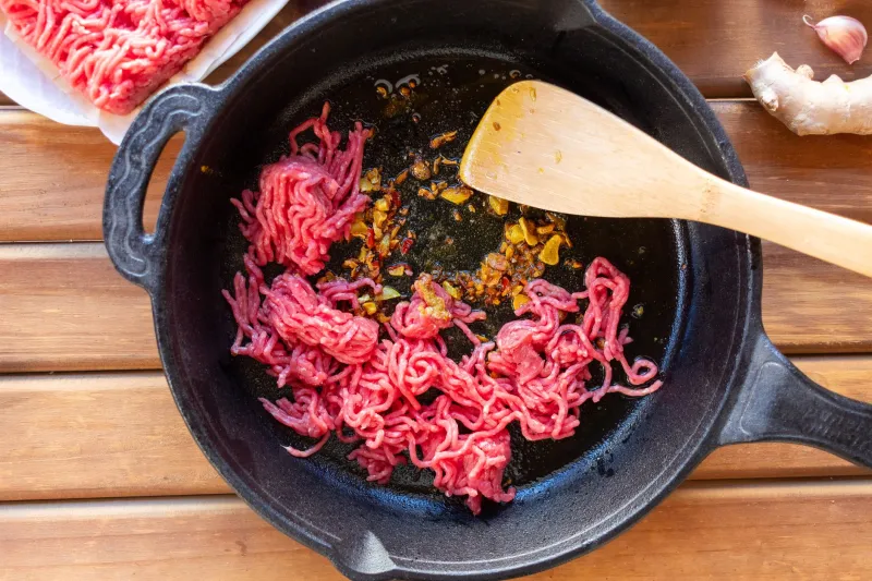 Garlic Burns in Seconds, Onions Take Forever — Here's the Science That Explains Both