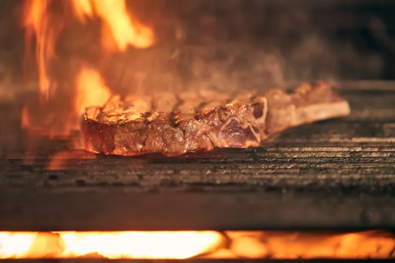 Low Oven First, Sear Second — The Temperature Science Behind a Steak Method That Actually Delivers